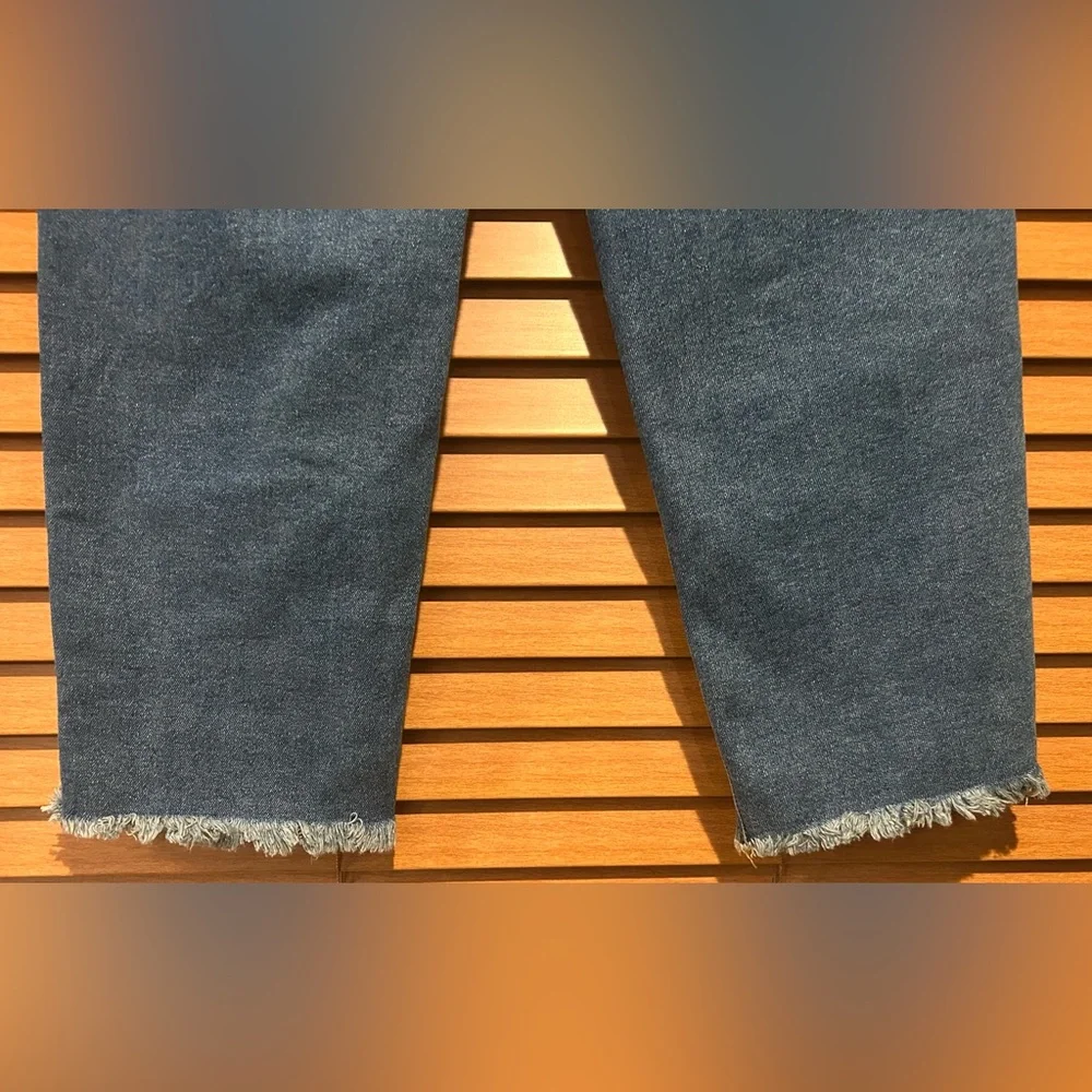 NWOT 1822 Denim Women’s Mid-Blue Cropped Straight Jeans with Frayed Hem size 14 - Picture 6 of 7